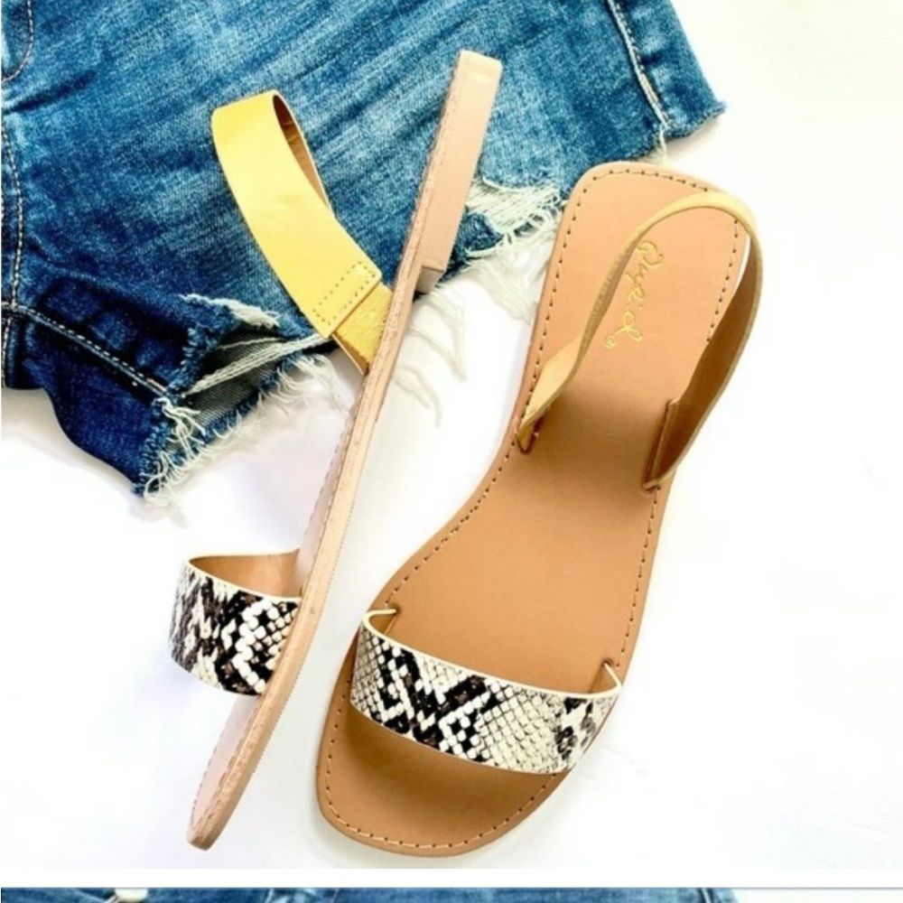 Flat sandals